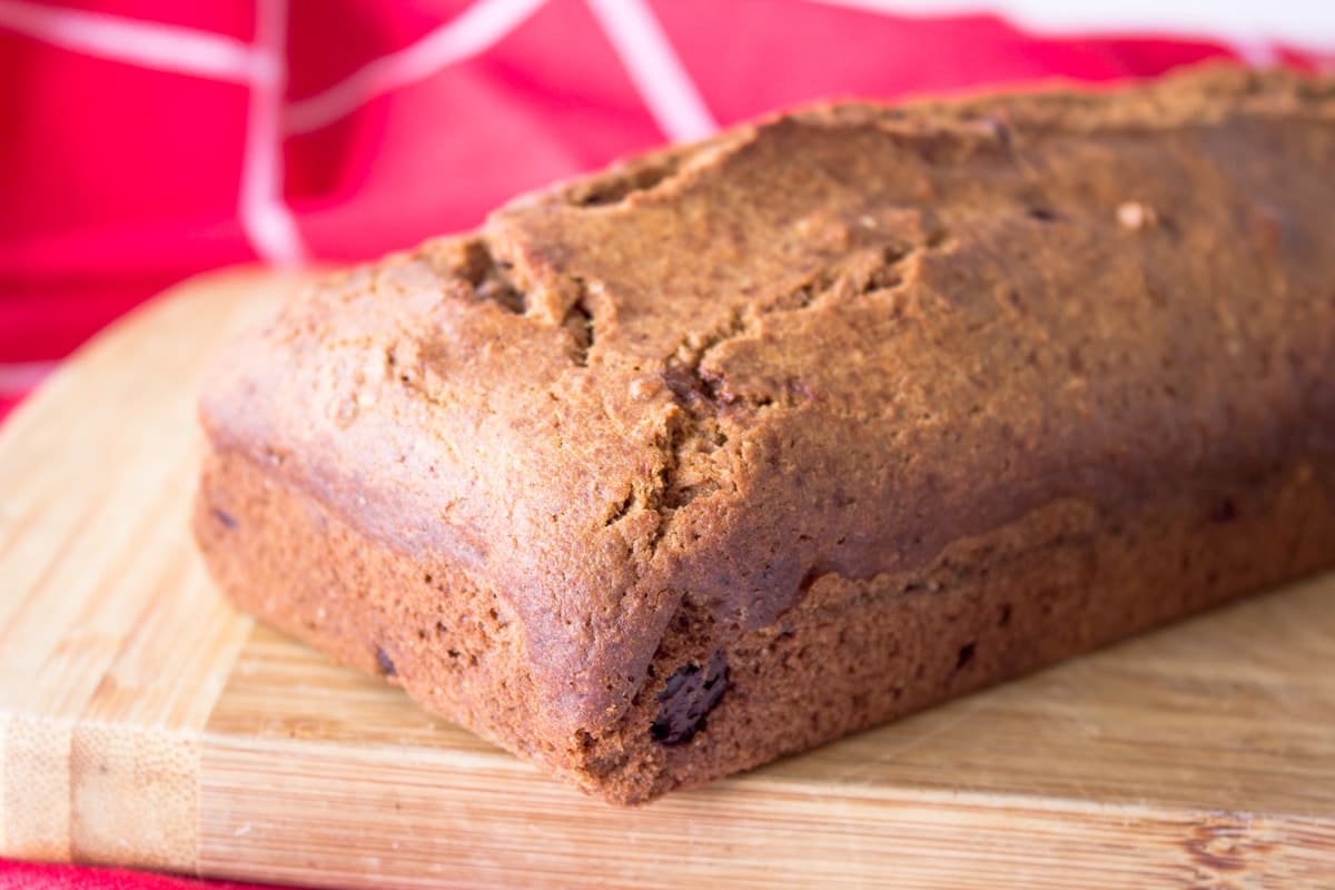 Delicious pumpkin loaf cake made with all healthy ingredients, packed with aromatic autumn spices, semi-sweet chocolate chips, and tons of sweet pumpkin flavor. CLICK o grab recipe or PIN for later!