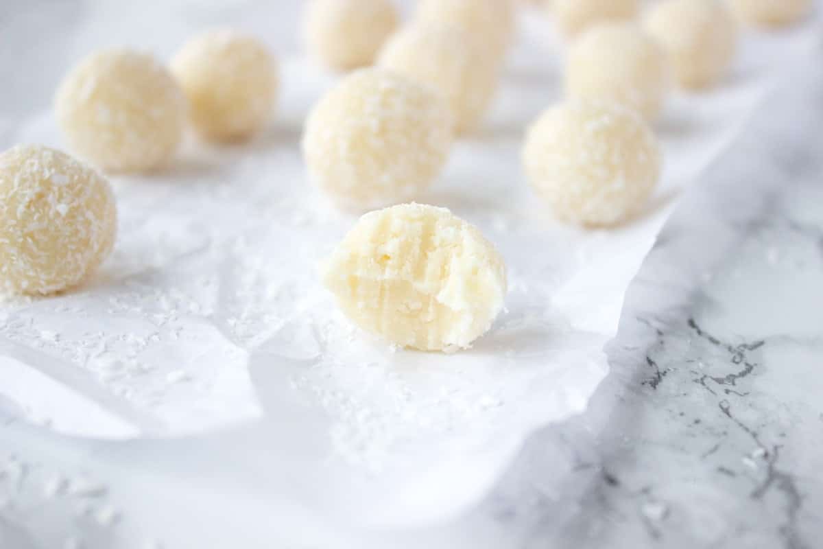 Healthy coconut bites that combine tropic flavor of coconut and aromatic vanilla, made from healthy ingredients - a superfood coconut oil and coconut flour, naturally sweetened with honey. CLICK to read more or PIN for later!