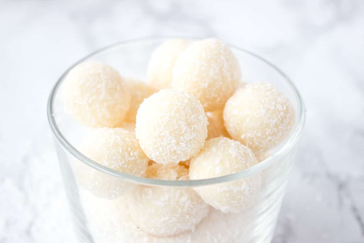 Healthy coconut bites that combine tropic flavor of coconut and aromatic vanilla, made from healthy ingredients - a superfood coconut oil and coconut flour, naturally sweetened with honey. CLICK to read more or PIN for later!