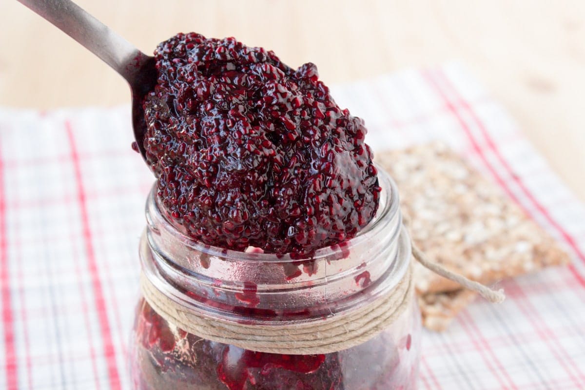 This quick and easy, super healthy Blackberry Chia Seed Jam is rich in nutrients, pectin-free, and contains only natural ingredients. It's also low in sugar, packed with proteins and fibers which make this jam a delicious and healthy breakfast or snack. CLICK to read more, or PIN for later!
