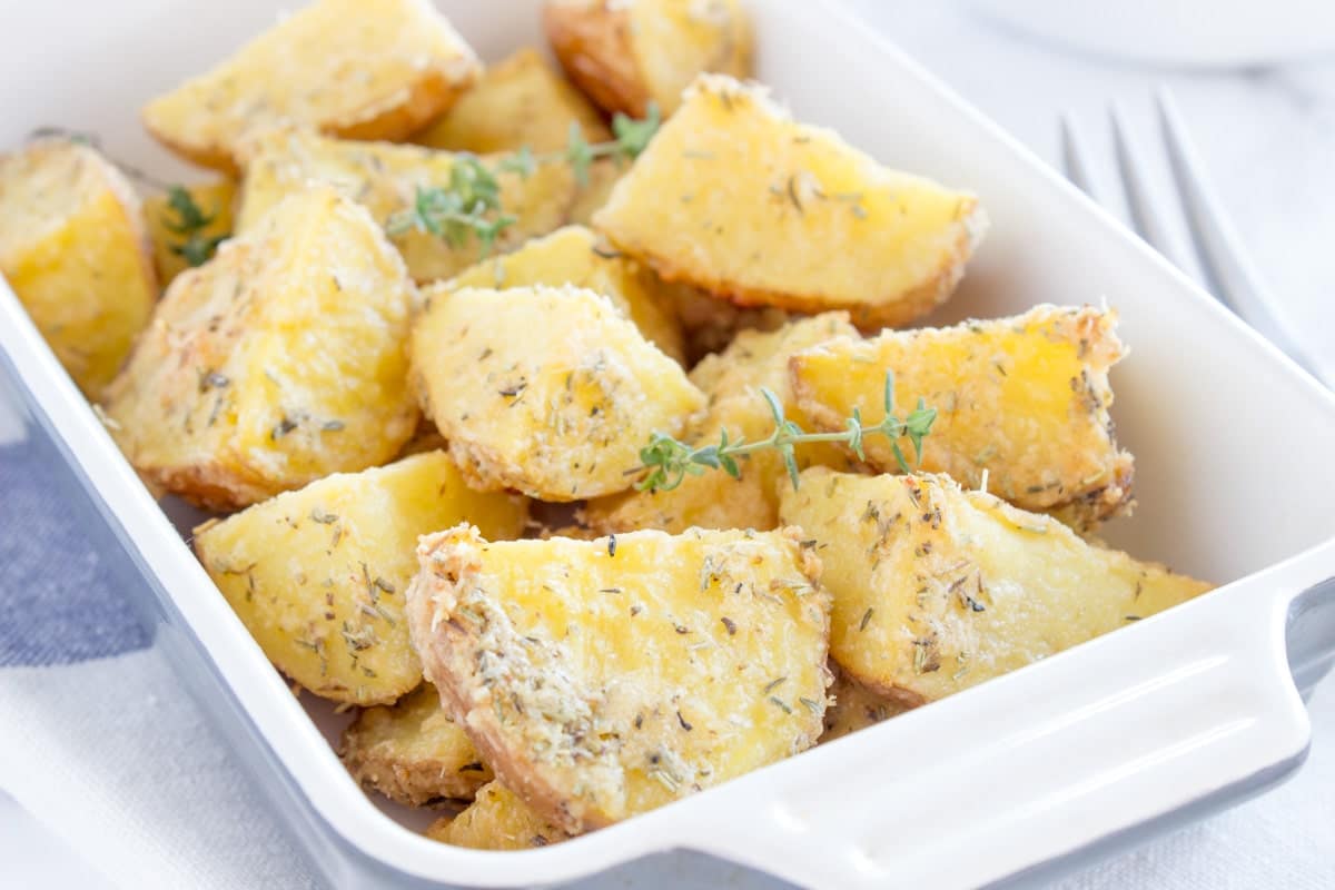 Super easy, healthy and delicious, roasted garlic parmesan potatoes baked in the oven seasoned with aromatic spices. It's perfect low-calorie meal, full of nutrients. CLICK to read more or PIN for later!