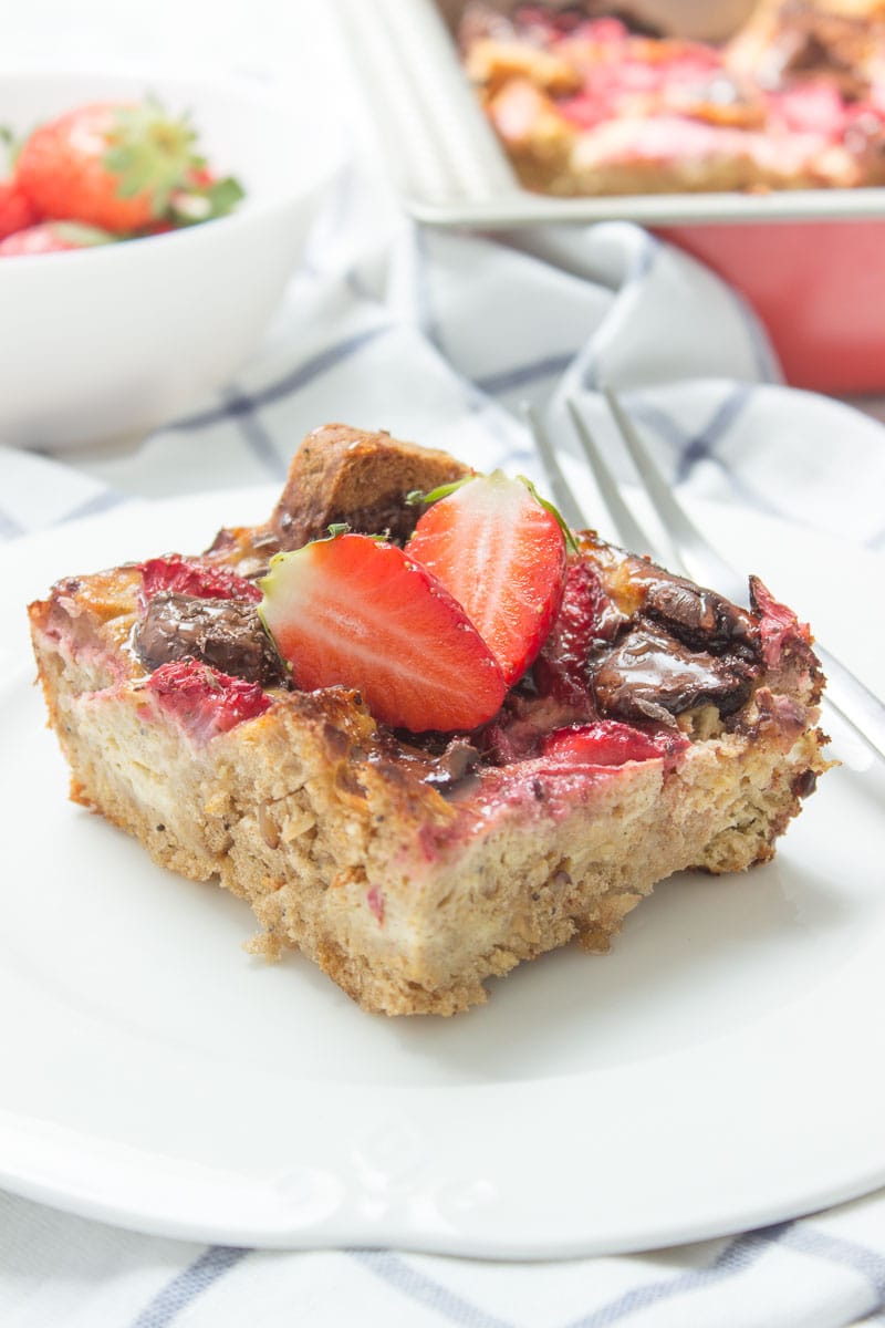 Sweet and flavorful, this Strawberry Chocolate French Toast Bake is the ultimate crowd-pleaser. It's filled with cottage cheese and super HEALTHY. A delectable, make-ahead morning treat or brunch. #breakfast #healthy #brunch #overnight #casserole