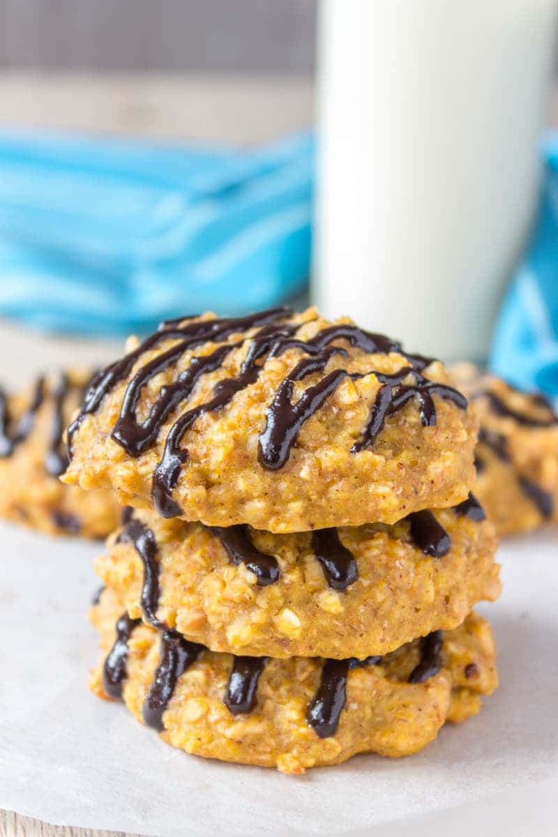 Pumpkin Oatmeal Cookies filled with aromatic spices and crunchy peanuts are the perfect Fall treat. These cookies are HEALTHY, refined sugar-free and just delicious! #healthy #cookies #pumpkin #fall #autumn #kids #snack #breakfast #easy #oats #chocolate | www.natalieshealth.com