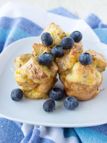 French Toast Vanilla Muffins baked in the oven, fat-free and just delicious. Perfect kid-friendly HEALTHY breakfast! CLICK to read recipe or PIN for later! via natalieshealth.com #healthy #breakfast #lowfat #sugarfree #kidfriendly
