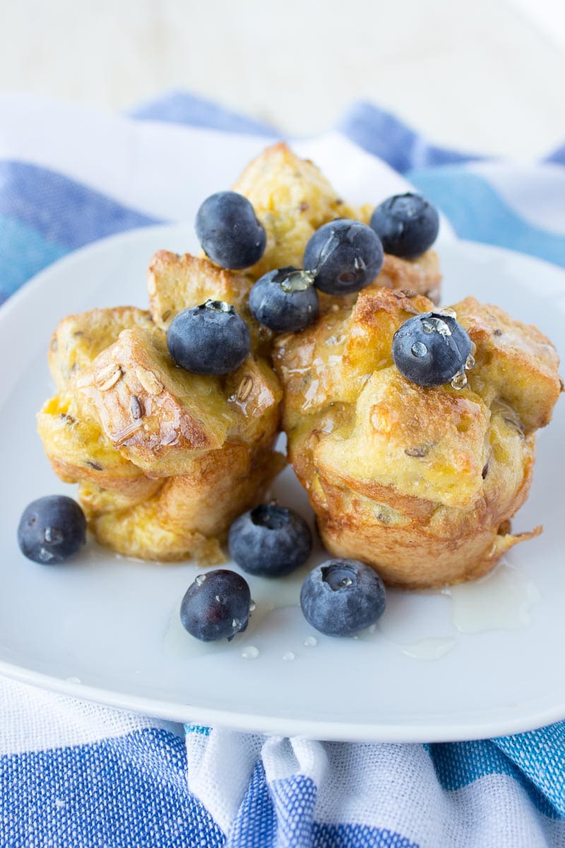 French Toast Vanilla Muffins baked in the oven, fat-free and just delicious. Perfect kid-friendly HEALTHY breakfast! CLICK to read recipe or PIN for later! via natalieshealth.com #healthy #breakfast #lowfat #sugarfree #kidfriendly