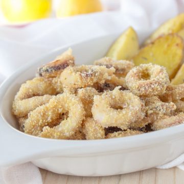 Crispy oven baked calamari rings prepared without added fat. Easy, simple and super healthy meal for the whole family. CLICK to read more, or PIN for later!
