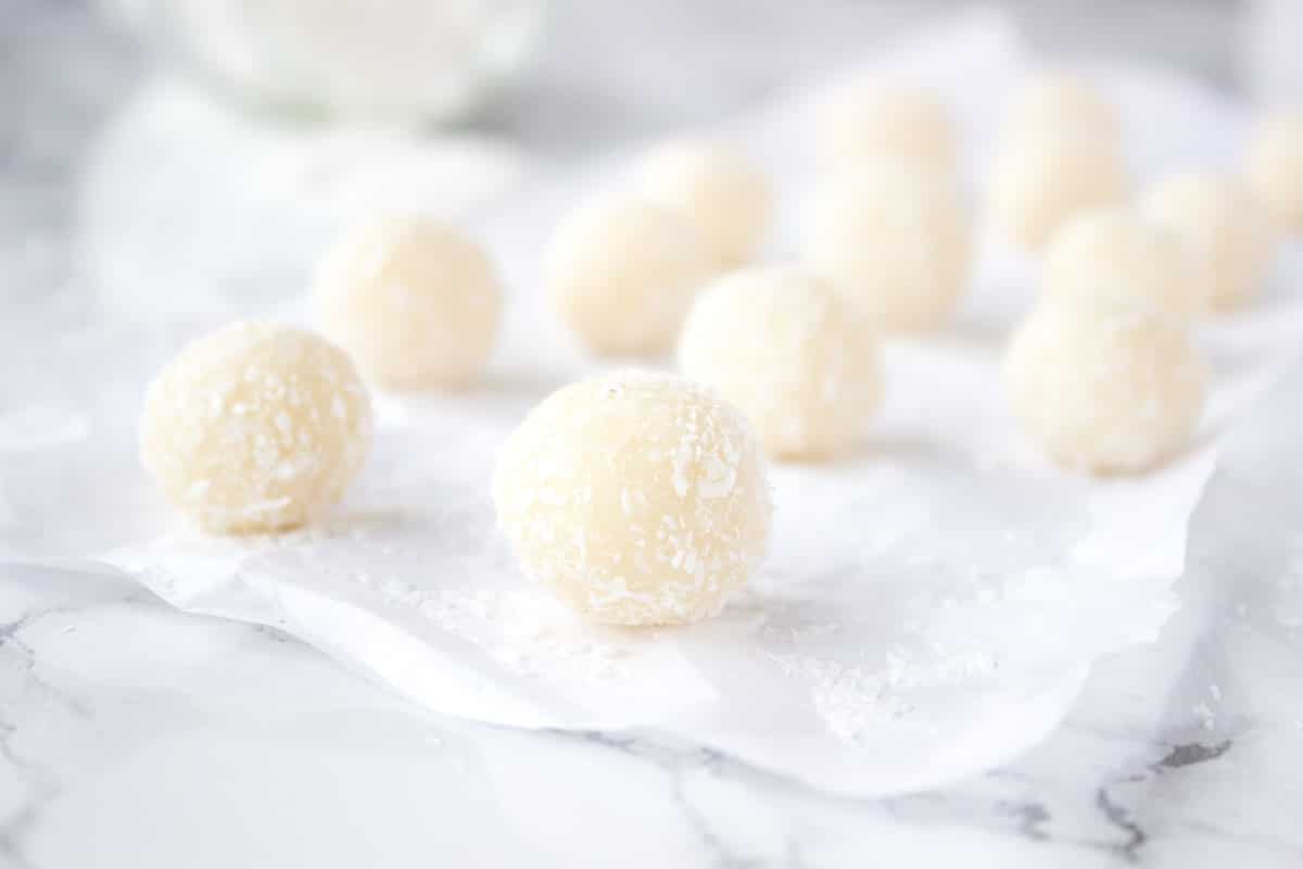 Healthy coconut bites that combine tropic flavor of coconut and aromatic vanilla, made from healthy ingredients - superfood coconut oil and coconut flour, natural sweetened with honey.(ココナッツの南国の味とバニラの香りを合わせたヘルシーな一口サイズ)。 CLICK to read more or PIN for later!
