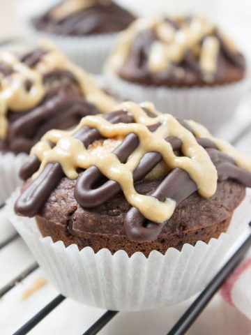 Double Chocolate Banana Muffins made with all HEALTHY ingredients, refined sugar-free, filled with dark chocolate and peanut butter. Perfect afternoon dessert, kids school snack or quick breakfast. CLICK to read more or PIN for later! [natalieshelath.com] #healthy #sugarfree #chocolate #DairyFree #Whole30