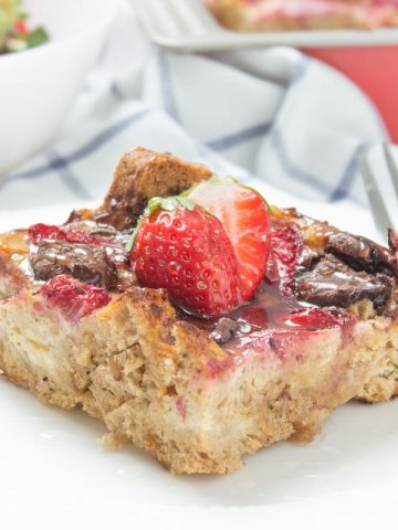 Sweet and flavorful, this Strawberry Chocolate French Toast Bake is the ultimate crowd-pleaser. It's filled with cottage cheese and super HEALTHY. A delectable, make-ahead morning treat or brunch. #breakfast #healthy #brunch #overnight #casserole