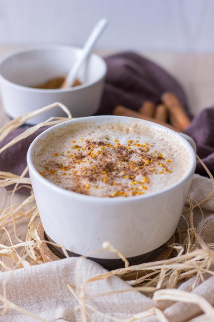 Hälsosam hemlagad Pumpkin Spice Latte serverad i en kopp toppad med skummad mjölk och kryddor