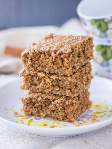 Cinnamon Roll Oatmeal Bake with hemp seeds