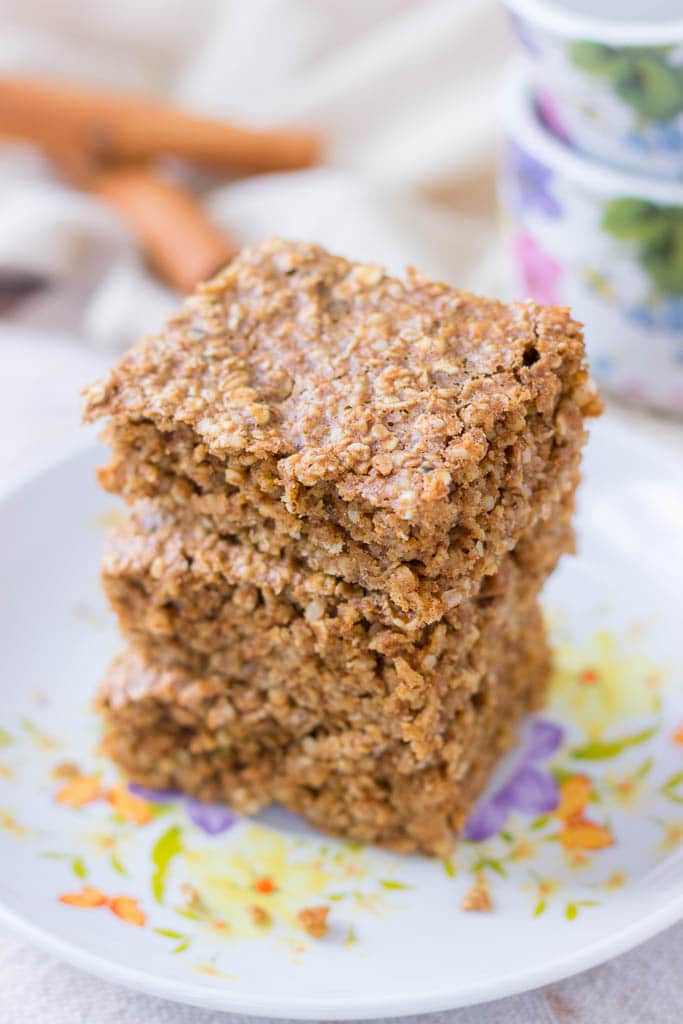 Cinnamon Roll Oatmeal Bake with hemp seeds