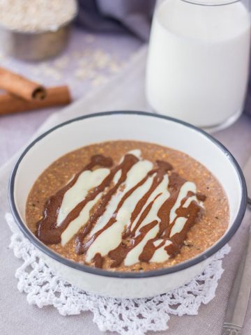 Healthy Cinnamon Roll Oatmeal porridge