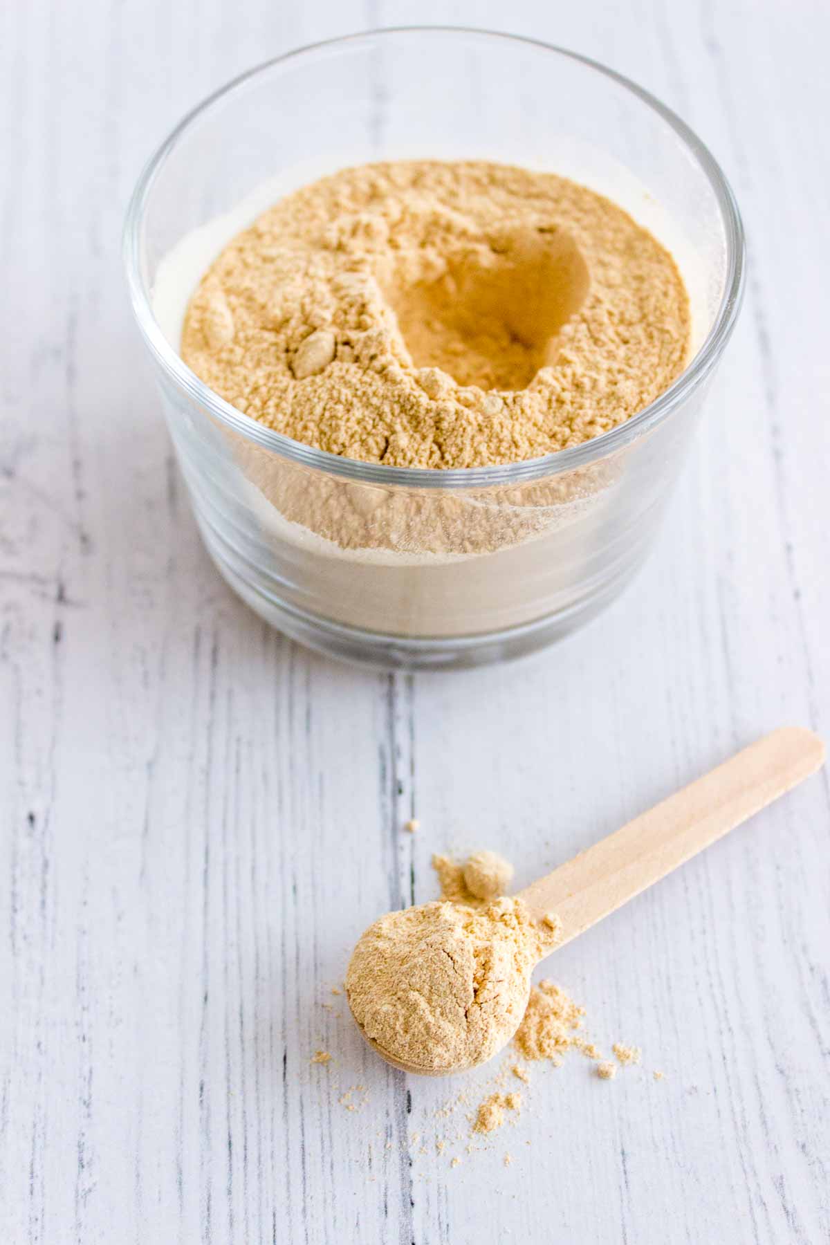 Maca powder in a glass bowl